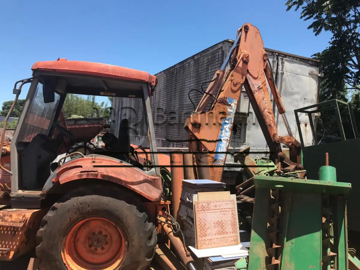 LOTE  - Retroescavadeira