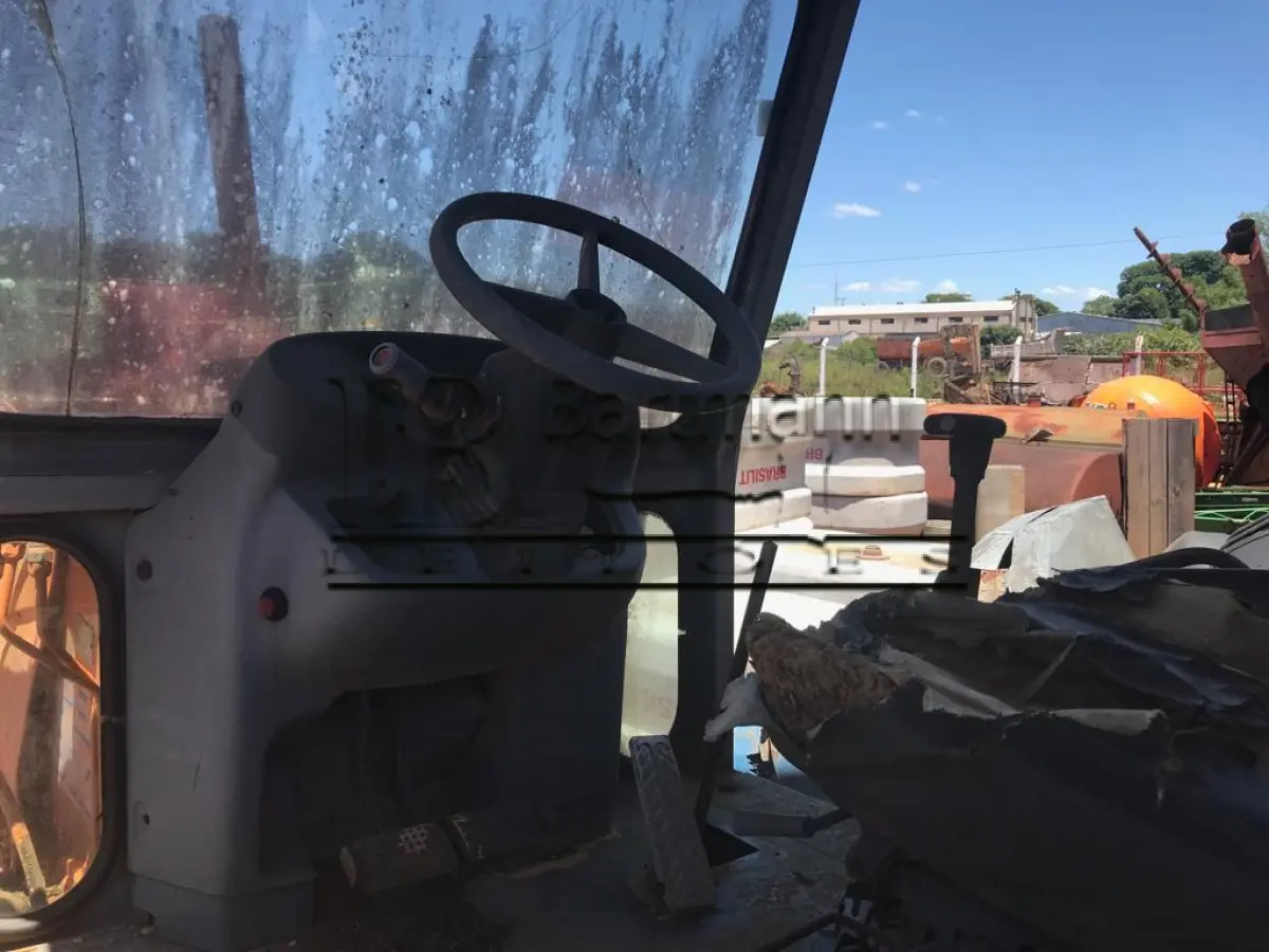 LOTE  - Retroescavadeira