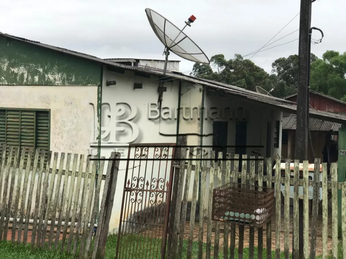 LOTE 001 - Imóvel na rua Ana Francisca