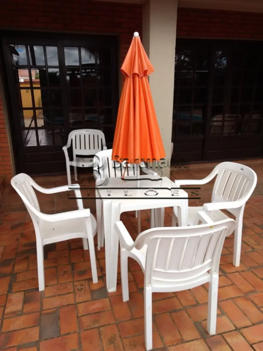 LOTE 036 - Seis cadeiras plásticas