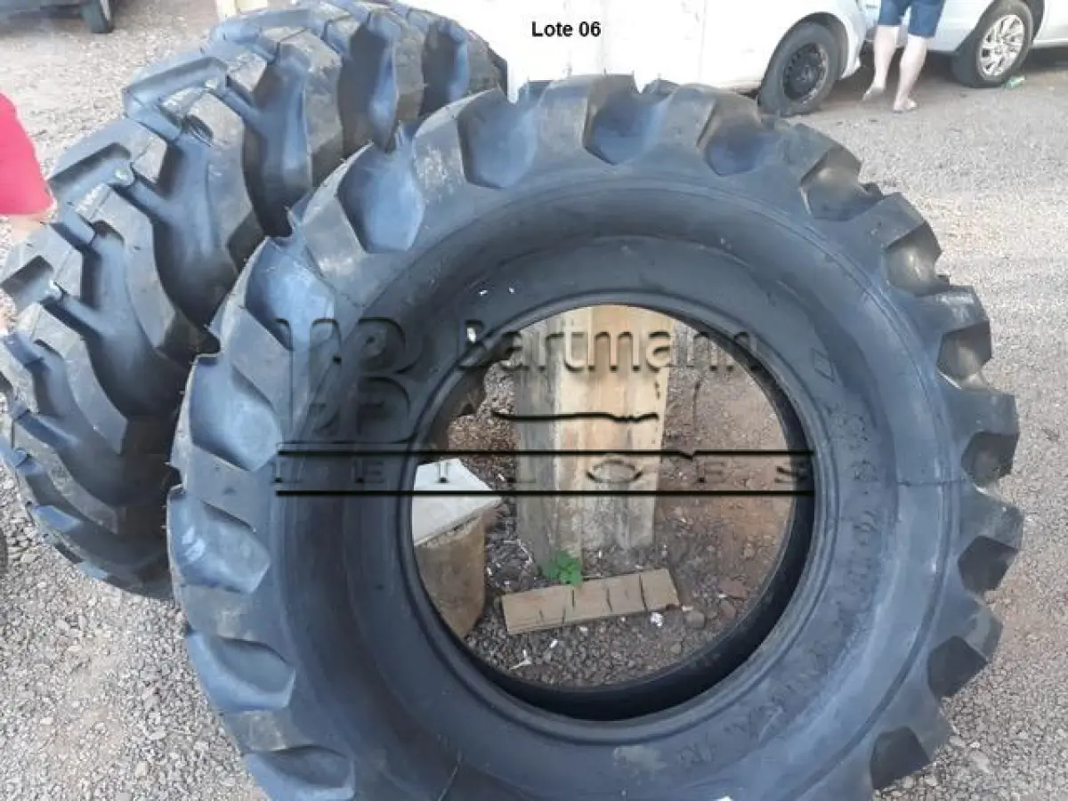 LOTE 006 - Pneus e câmeras de ar