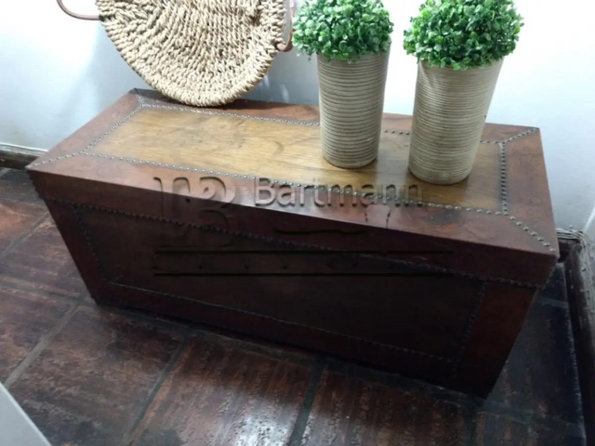 LOTE 034 - Baú de madeira