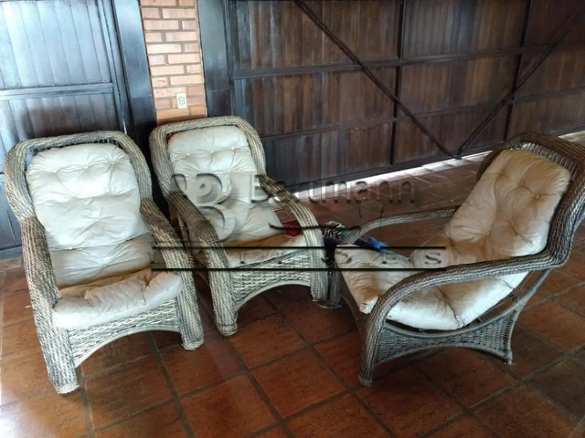 LOTE 038 - Cadeiras de madeira e palha trançada